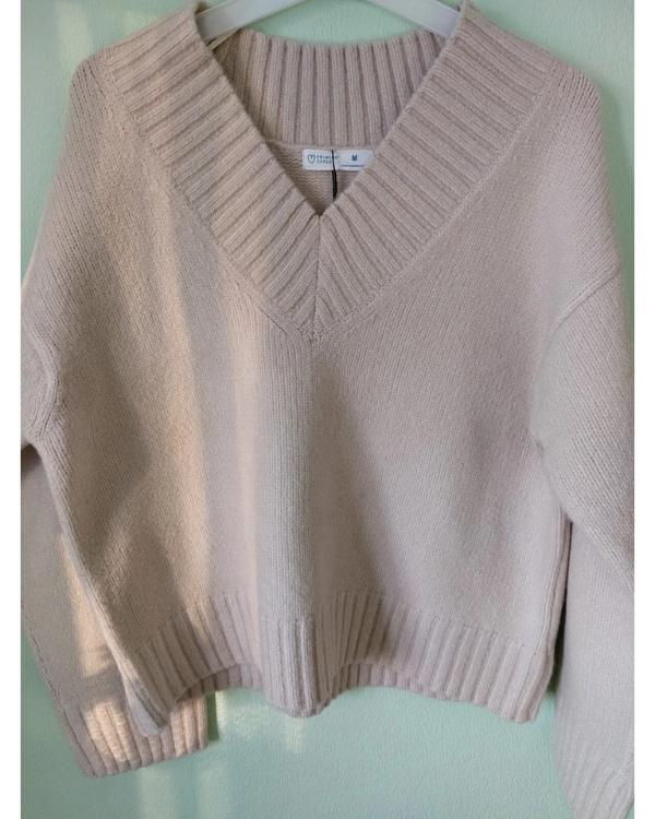 90 Day Fiance UK S04 Shannon Beige V-Neck Sweater